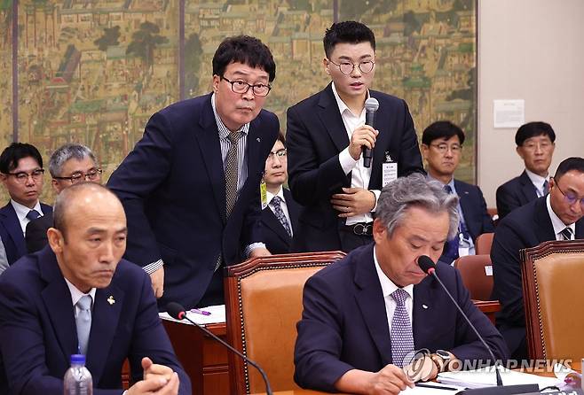 안세영 선수 관련 질문 (서울=연합뉴스) 신준희 기자 = 22일 국회에서 열린 문화체육관광위원회 국정감사에서 김택규 대한배드민턴협회장(왼쪽)과 민경국 스포츠에이전시 대표가 안세영 선수와 관련 의원 질의에 답하고 있다. 2024.10.22 hama@yna.co.kr