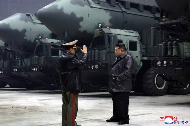 김정은 북한 국무위원장이 전략미사일기지를 시찰하고 발사 관련 시설 요소별 기능과 능력, 전략 미사일 전투직일 근무(당직 근무) 상태 등 나라의 안전과 직결된 전략적 억제력의 가동 준비 태세를 점검했다고 조선중앙통신이 23일 보도했다. (사진=연합뉴스)