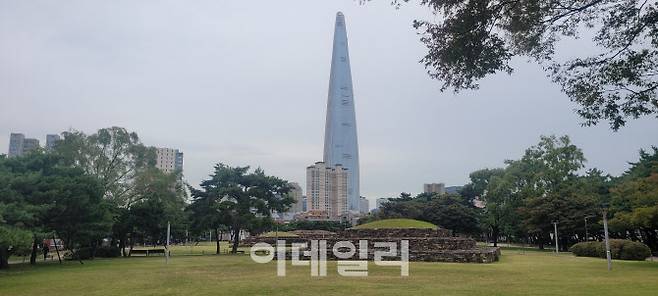 석촌동 고분군 아래쪽에서 바라본 전경.