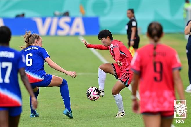 U-17 대표팀 백지은이 수비를 뚫고있다