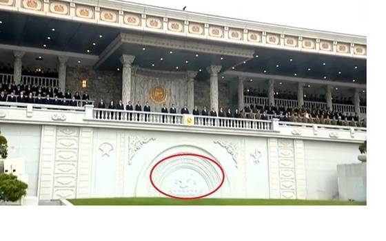 지난 7월 김일성광장에서 열린 김일성 주석 사망 30주기 중앙추모대회. 주석단 아래에 있던 한반도 지도가 북한 지도로 바뀌어 있다. (조선중앙TV 갈무리)