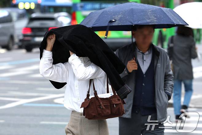 서울 광화문네거리에서 시민들이 출근하고 있다. ⓒ News1 신웅수 기자