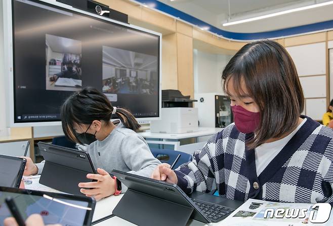 학생들이 교내 삼성 스마트스쿨에서 갤럭시 탭 등 IT 기기를 활용해 수업을 하고 있다.(삼성전자 제공) /뉴스1