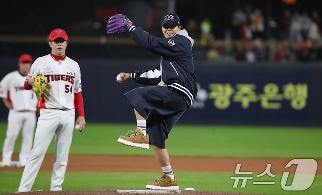 23일 오후 광주 기아챔피언스필드에서 열린 프로야구 '2024 신한 SOL 뱅크 KBO 포스트시즌' 한국시리즈 2차전 삼성 라이온즈와 KIA 타이거즈의 경기에서 방탄소년단(BTS) 제이홉(정호석)이 시구를 하고 있다. 2024.10.23/뉴스1 ⓒ News1 임세영 기자