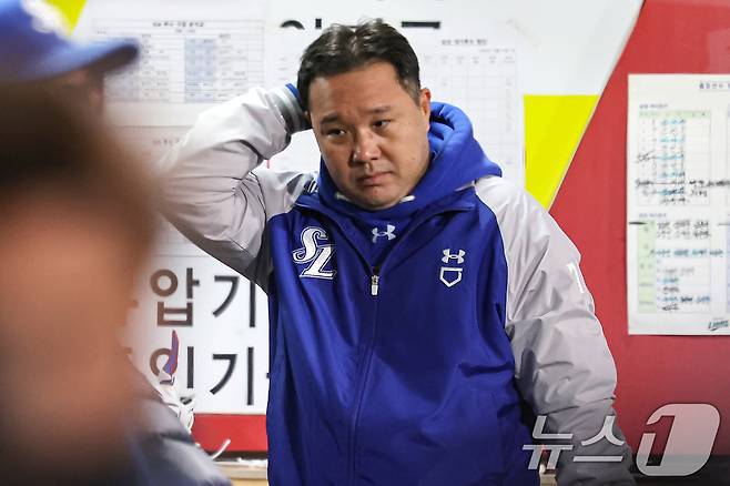 23일 오후 광주 북구 기아챔피언스필드에서 열린 프로야구 '2024 신한 SOL 뱅크 KBO 포스트시즌' 한국시리즈 2차전 삼성 라이온즈와 KIA 타이거즈의 경기, 삼성 박진만 감독이 경기를 지켜보고 있다. 2024.10.23/뉴스1 ⓒ News1 김도우 기자