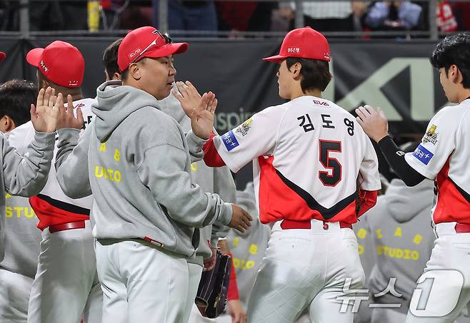 23일 오후 광주 북구 기아챔피언스필드에서 열린 프로야구 '2024 신한 SOL 뱅크 KBO 포스트시즌' 한국시리즈 2차전 삼성 라이온즈와 KIA 타이거즈의 경기, KIA 이범호 감독이 8대3 승리 후 선수들을 격려하고 있다. 2024.10.23/뉴스1 ⓒ News1 김도우 기자