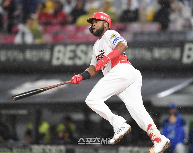 KIA 소크라테스가 21일 광주-기아 챔피언스 필드에서 열린 삼성과 2024 KBO 한국시리즈 1차전 1회말 1사 타구를 바라보고 있다. 좌익수 플라이 아웃으로 물러났다. 광주 | 최승섭기자 thunder@sportsseoul.com