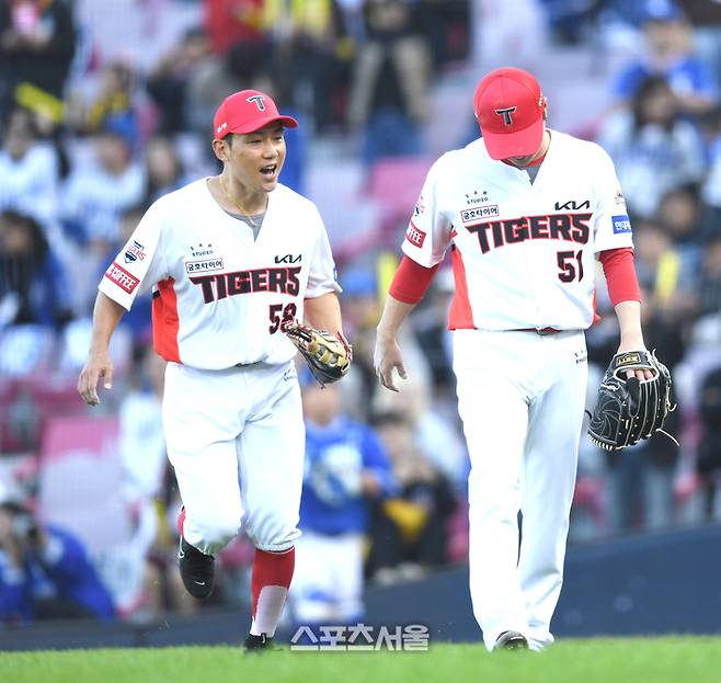 KIA 서건창이 23일 광주-기아 챔피언스 필드에서 열린 삼성과 2024 KBO 한국시리즈 1차전 6회를 무실점으로 막은 투수 전상현을 격려하고 있다. 광주 | 최승섭기자 thunder@sportsseoul.com