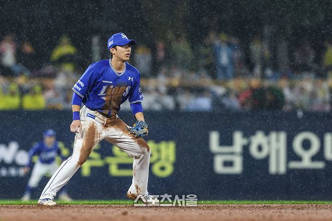 삼성 이재현이 21일 광주-기아 챔피언스 필드에서 열린 2024 KBO 한국시리즈 1차전 KIA와 경기에서 유격수 수비를 하고 있다. 사진 | 삼성 라이온즈