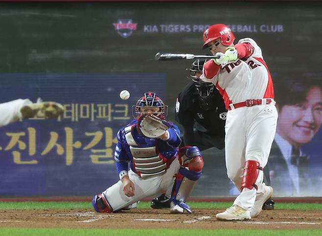 KIA 이우성이 23일 광주-기아 챔피언스 필드에서 열린 2024 KBO 한국시리즈 2차전 삼성과 경기에서 1회말 2타점 적시타를 치고 있다. 사진 | 광주=연합뉴스