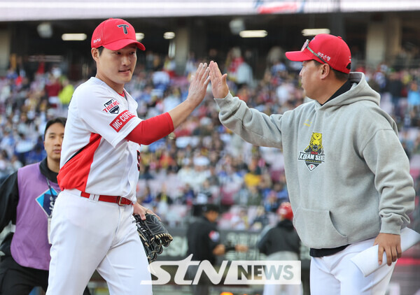 23일 광주 북구 광주-기아챔피언스필드에서 재개된 삼성 라이온즈와 KIA 타이거즈의 2024 KBO 포스트시즌 한국시리즈 1차전 서스펜디드 경기, 6회초 2사 만루 KIA 전상현이 삼성 이재현을 땅볼 아웃으로 잡아 이닝을 마치고 덕아웃으로 들어가고 있다. 사진┃뉴시스