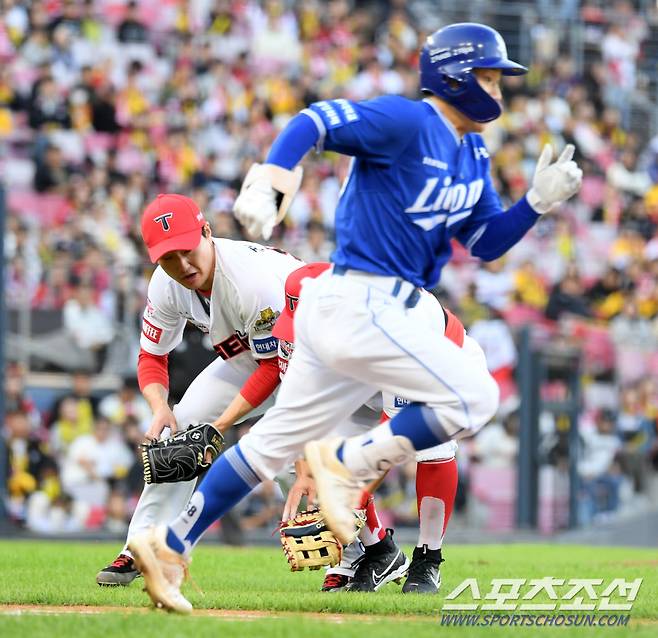 23일 광주 기아챔피언스필드에서 열린 한국시리즈 1차전 KIA 타이거즈와 삼성 라이온즈의 서스펜디드 경기. 7회초 무사 1루 삼성 김지찬 번트 타구를 KIA 전상현이 잡아 1루로 송구하고 있다. 광주=박재만 기자 pjm@sportschosun.com/2024.10.23/