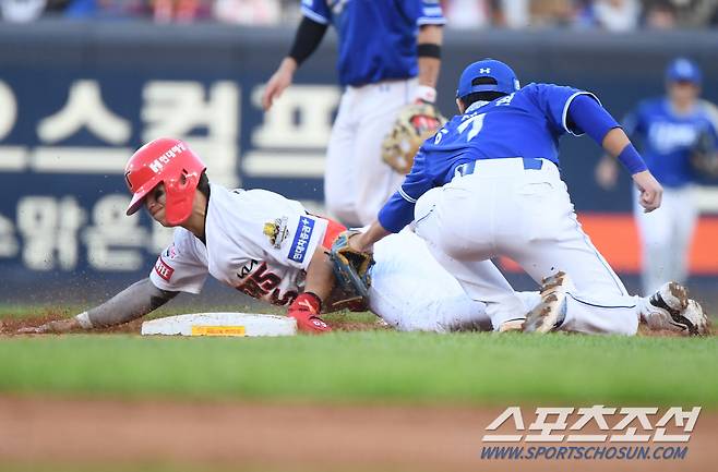 23일 광주 기아 챔피언스필드에서 열린 삼성과 KIA의 한국시리즈 1차전 서스팬디드 경기. 7회말 2사 1루 최형우 타석. 김도영이 2루 도루를 성공시키고 있다. 광주=정재근 기자 cjg@sportschosun.com/2024.10.23/