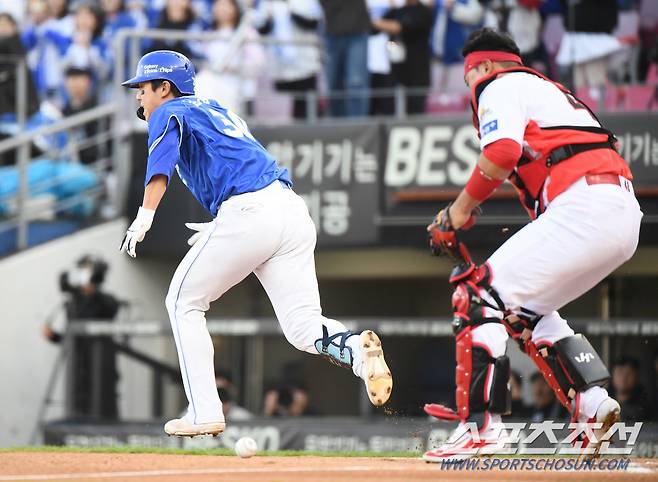 23일 광주 기아 챔피언스필드에서 열린 삼성과 KIA의 한국시리즈 1차전 서스팬디드 경기. 6회초 무사 1, 2루 김영웅이 보내기 번트를 시도하고 있다. 광주=정재근 기자 cjg@sportschosun.com/2024.10.23/