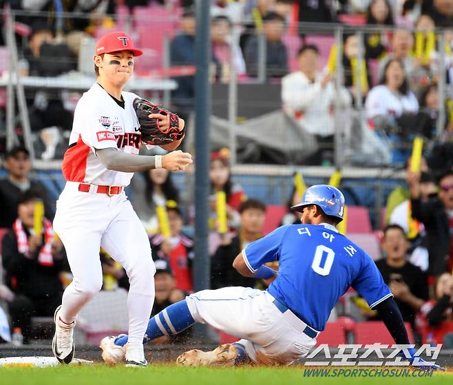 23일 광주 기아챔피언스필드에서 열린 한국시리즈 1차전 KIA 타이거즈와 삼성 라이온즈의 경기. 6회초 무사 1,2루 삼성 김영웅 번트 때 KIA 3루수 김도영이 선행주자를 지워내고 있다. 광주=박재만 기자 pjm@sportschosun.com/2024.10.23/