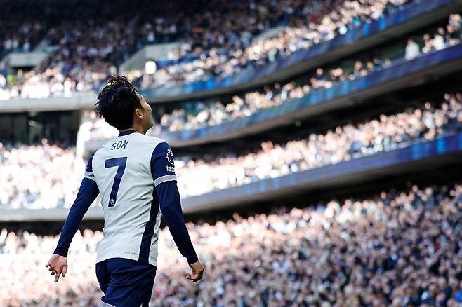 Tottenham Hotspur's South Korean striker #07 Son Heung-Min celebrates after scoring their fourth goal during the English Premier League football match between Tottenham Hotspur and West Ham United at the Tottenham Hotspur Stadium in London, on October 19, 2024. (Photo by BENJAMIN CREMEL / AFP) / RESTRICTED TO EDITORIAL USE. No use with unauthorized audio, video, data, fixture lists, club/league logos or 'live' services. Online in-match use limited to 120 images. An additional 40 images may be used in extra time. No video emulation. Social media in-match use limited to 120 images. An additional 40 images may be used in extra time. No use in betting publications, games or single club/league/player publications. /







<저작권자(c) 연합뉴스, 무단 전재-재배포, AI 학습 및 활용 금지>