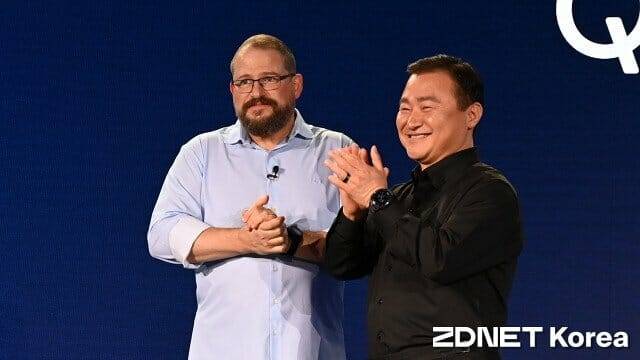 21일(미국 현지시간) 하와이에서 진행된 퀄컴 스냅드래곤 서밋 기조연설에 참석한 크리스티아노 아몬 CEO, 노태문 삼성전자 사장. (사진=지디넷코리아)