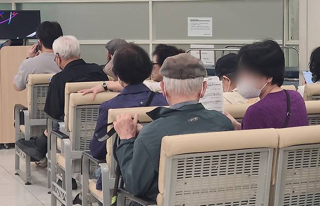 지난 5월 경기 성남시 분당구 분당서울대병원에 진료를 대기하는 환자들로 북적이고 잇다. /뉴스1