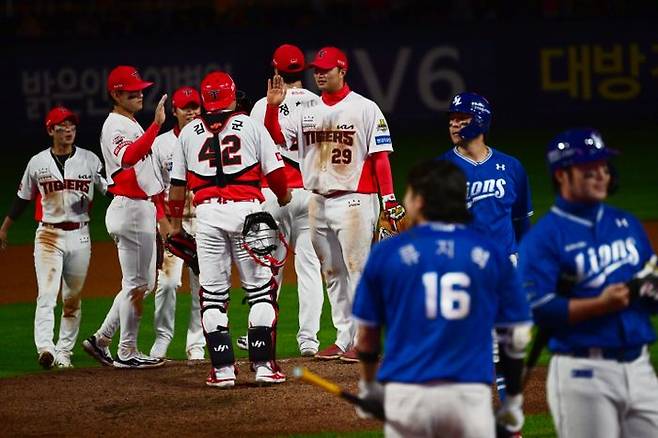 23일 광주 KIA챔피언스필드에서 열린 2024 KBO 포스트시즌 한국시리즈 2차전서 8-3으로 승리한 KIA 선수들이 서로 축하하고 있다. ⓒ 뉴시스