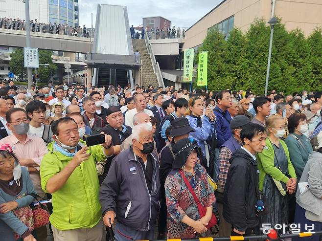 23일 일본 이바라키현 미토시 미토역 앞에서 청중들이 이시바 시게루 총리 연설을 듣고 있다. 미토=이상훈 특파원 sanghun@donga.com