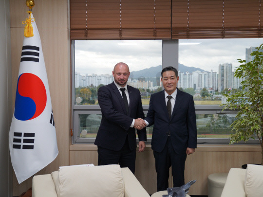 신원식 국가안보실장과 야첵 시에비에라 폴란드 대통령실 국가안보실장이 23일 대통령실에서 악수를 하고 있다.<대통령실 제공>