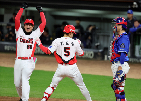 23일 광주 기아챔피언스필드에서 열린 2024 신한 SOL뱅크 KBO 포스트시즌 한국시리즈 2차전 삼성 라이온즈와 KIA 타이거즈의 경기. KIA 김도영이 2회말에 솔로홈런을 때리고 홈인하며 이현곤 코치의 환영을 받고 있다. [광주=연합뉴스]