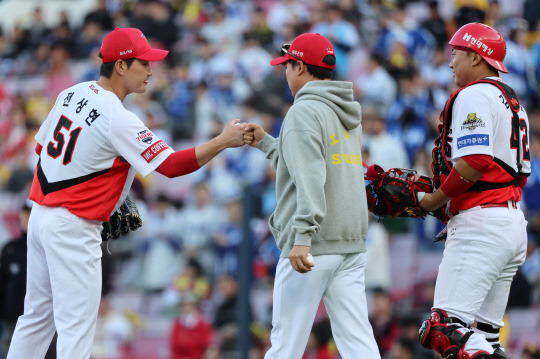 23일 광주 기아챔피언스필드에서 우천으로 중단됐다 재개된 2024 신한 SOL뱅크 KBO 포스트시즌 한국시리즈 1차전 삼성 라이온즈와 KIA 타이거즈의 경기. KIA 전상현이 7회초 1사 2루에서 삼성 김헌곤을 삼진 처리한 뒤 교체되고 있다. [광주=연합뉴스]