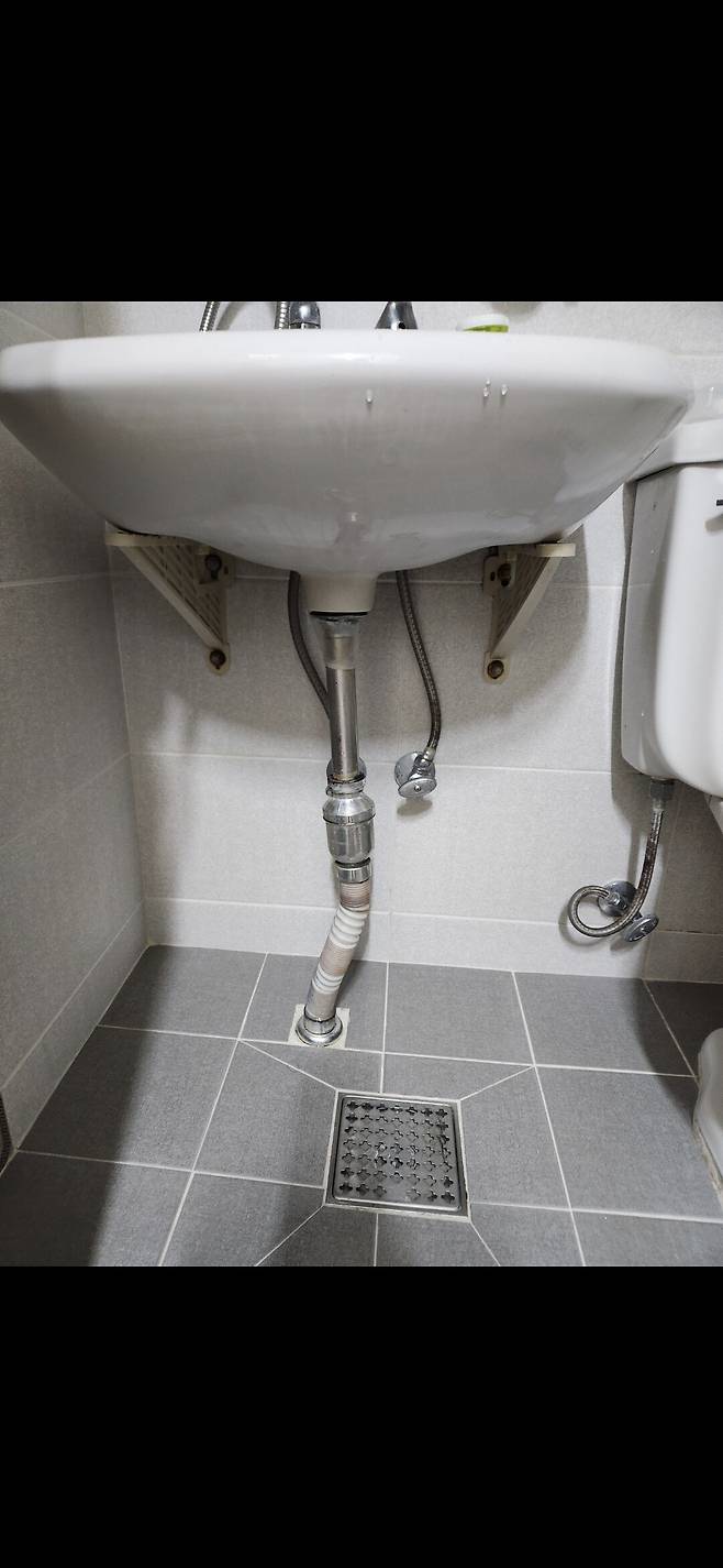 세면대 무너졌는데 집주인이 수리안해준다함..