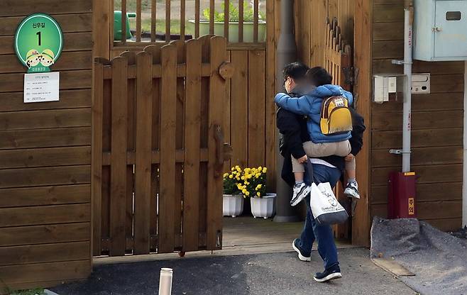 앞으로 공무원이 육아시간을 사용한 날에도 초과근무를 인정하고 육아시간, 지각·조퇴·외출 신청 시 사유 기재를 생략해도 된다.(ⓒ뉴스1, 무단 전재-재배포 금지)