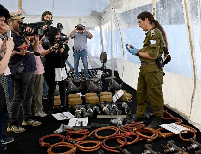 지난해 10월16일 이스라엘방위군(IDF)이 츠리핀(즈리핌) 군사기지에서 10월7일 공격 때 하마스가 사용한 무기 등을 언론에 공개하고 있다. 이란, 북한, 가자에서 제작된 무기라고 설명하고 있다. 네게브지역/UPI 연합뉴스