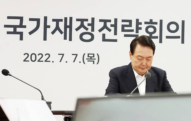 윤석열 대통령이 지난 2022년 7월 충북 청주시 충북대학교에서 열린 ‘2022 국가재정전략회의’에서 발언을 마친 뒤 자료를 살펴보고 있다. 연합뉴스