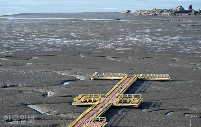 오이도선사유적공원 전망대에서 기름진 갯벌이 드넓게 펼쳐진다.