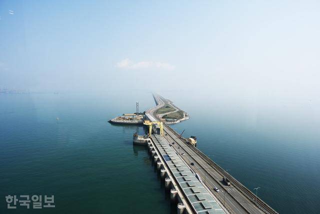 시화나래휴게소 달전망대에서 내려다본 시화방조제와 조력발전소.