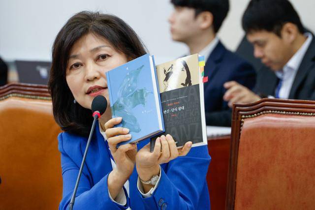강경숙 조국혁신당 의원이 22일 오전 서울 여의도 국회 교육위원회에서 열린 서울특별시교육청·인천광역시교육청·경기도교육청 국정감사에서 임태희 경기도교육감을 향해 한강의 채식주의자, 프란츠 카프카의 변신·단식 광대 책을 든 채 질의하고 있다. 뉴스1