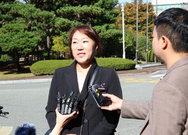 23일 검찰 조사 위해 창원지검에 출석한 강혜경가 취재진의 질문에 답하고 있다 . 연합뉴스