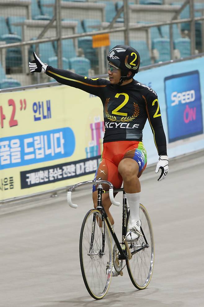 특선급 경주에서 우승한 정종진이 엄지손가락을 치켜들며 기뻐하고 있다. 경륜경정총괄본부