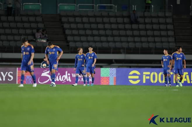 울산 HD 선수들이 23일 울산종합운동장에서 열린 비셀 고베와의 2024~25 AFC 챔피언스리그 엘리트 리그 스테이지 3차전에서 실점 후 아쉬워하고 있다. 사진=프로축구연맹