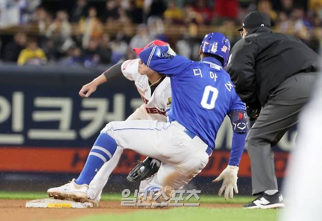 한국시리즈 2차전 삼성과 KIA의 경기가 23일 오후 광주 기아챔피언스필드에서 열렸다. 삼성 디아즈가 7회 우익수 오른쪽 안타를 날리고 2루까지 노렸으나 태그아웃되고있다. 광주=정시종 기자 capa@edaily.co.kr /2024.10.23.