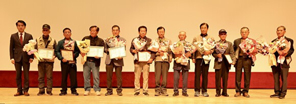 최재형 보은군수(왼쪽 첫번째)와 유공자 표창을 받은 지역 어르신들이 23일 보은문화예술회관에서 열린 노인의 날 기념식에서 기념 촬영 하고 있다. [사진=보은군]