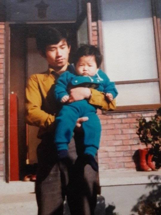 어릴 적 아버지와 함께한 조성현 PD. 아버지가 사이비 종교 피해자였다는 사실을 지난해 처음 알게 됐다. [사진 조성현]