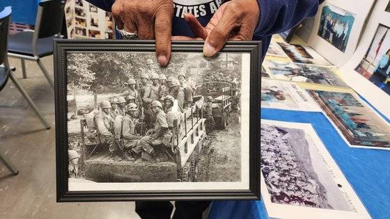 흑인들로만 구성된 '버팔로 솔져' 부대 소속으로 한국전쟁에 참전했던 제임스 톰슨 버팔로 솔져 전우회 회장(92)이 1950년 7월 예천 전장으로 이동하면서 찍은 빛바랜 사진 속 자신의 모습을 가리키고 있다. 당시 톰슨 회장은 18세였다. 뉴저지=강태화 특파원