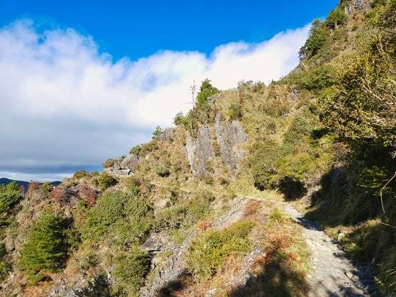 3952m 높이의 옥산에 오르기 위해서는 최소 2박 3일이 필요하다. 인프라가 잘 돼 있어 고산병만 주의하면 어렵지 않게 오를 수 있다. 비와 눈이 많이 오는 지역으로, 건기(10~12월)에 등반할 것으로 권한다.
