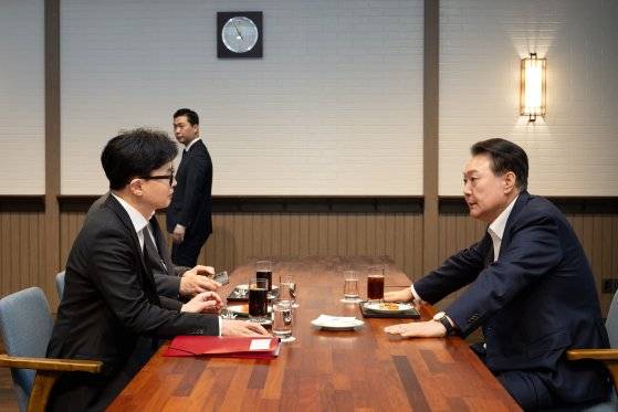 윤석열 대통령이 21일 서울 용산 대통령실 파인그라스에서 한동훈 국민의힘 대표와 면담을 하고 있다. [사진제공=대통령실]