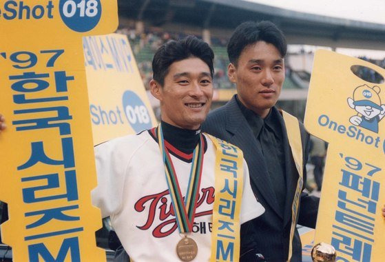 1997년 한국시리즈 MVP를 수상한 해태 이종범(왼쪽)과 페넌트레이스 MVP를 받은 삼성 이승엽. 중앙포토