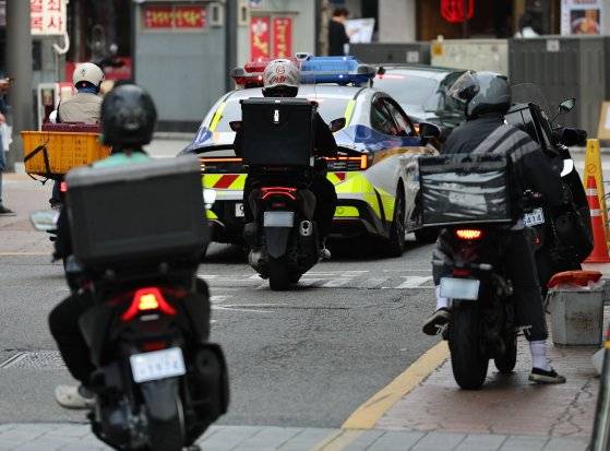 지난 13일 서울의 한 거리에서 배달기사가 음식 배달을 하는 모습. 뉴스1