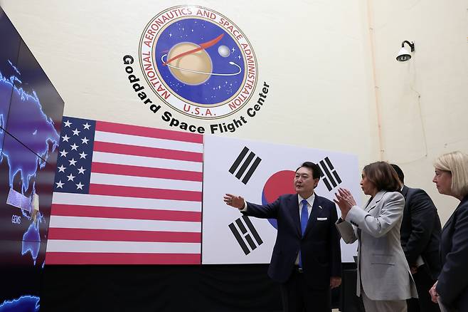 Korean President Yoon Suk Yeol, left, and U.S. Vice President Kamala Harris tour NASA's Goddard Space Flight Center on April 25, 2023, in Greenbelt, Maryland. [JOINT PRESS CORPS]