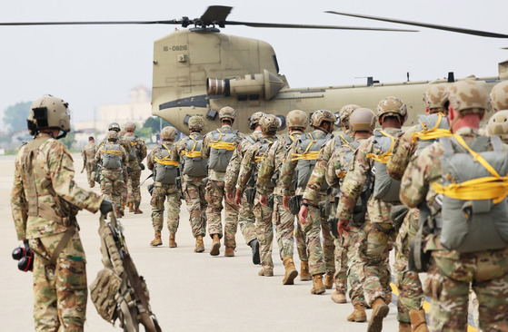 Soldiers from the U.S. Special Operations Command Korea are being transported by a helicopter for an airborne operation during a Korea-U.S. joint exercise at Camp Humphreys in Pyeongtaek, Gyeonggi, on May 2. [YONHAP]