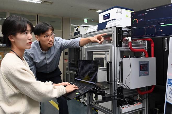 오경보 방지 지능형 화재감지기술이 적용된 시제품 작동 결과를 확인하는 ETRI 연구진. ETRI