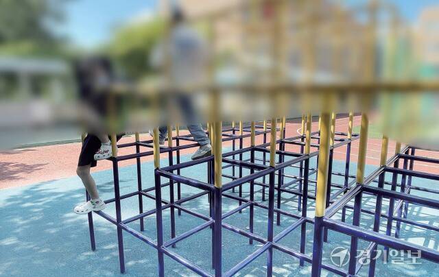 22일 경기도교육청 국정감사에서 공개된 ‘어린이 놀이터 탄성포장재 PAHs 표본점검’ 자료에 따르면 경기도교육청이 유해성 검사를 실시한 도내 유치원·초등학교 놀이터 43개소 중 34개소에서 기준치를 초과하는 PAHs가 검출됐다. 경기일보DB