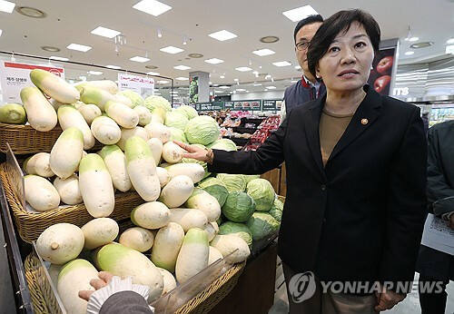 송미령 농림축산식품부 장관이 21일 오후 롯데마트 서울역점에서 할인 판매하는 채소를 살펴보고 있다. 연합뉴스